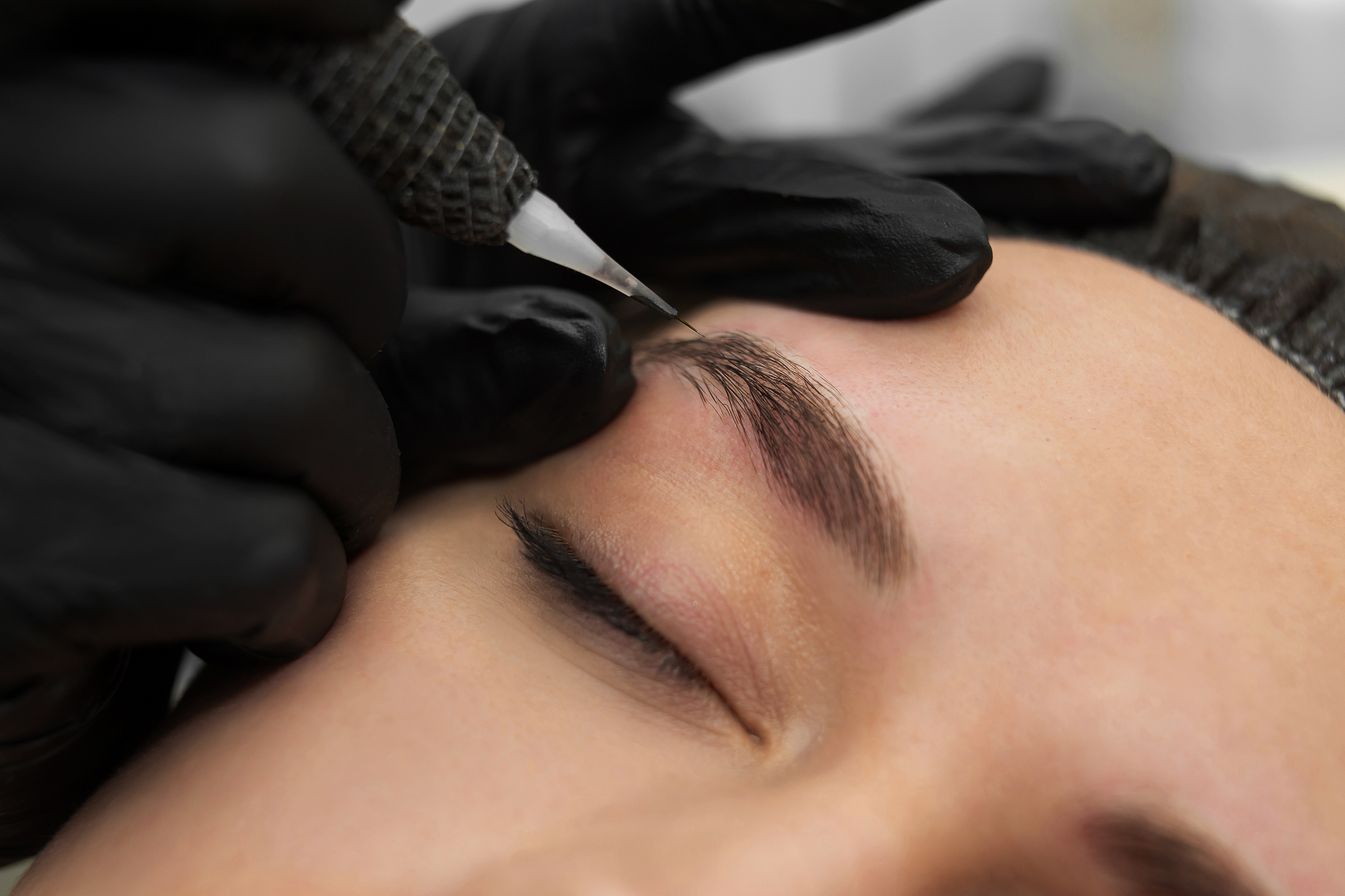 concept-microblading-eyebrows-cosmetologist-performs-procedure-permanent-makeup-eyebrows-close-up