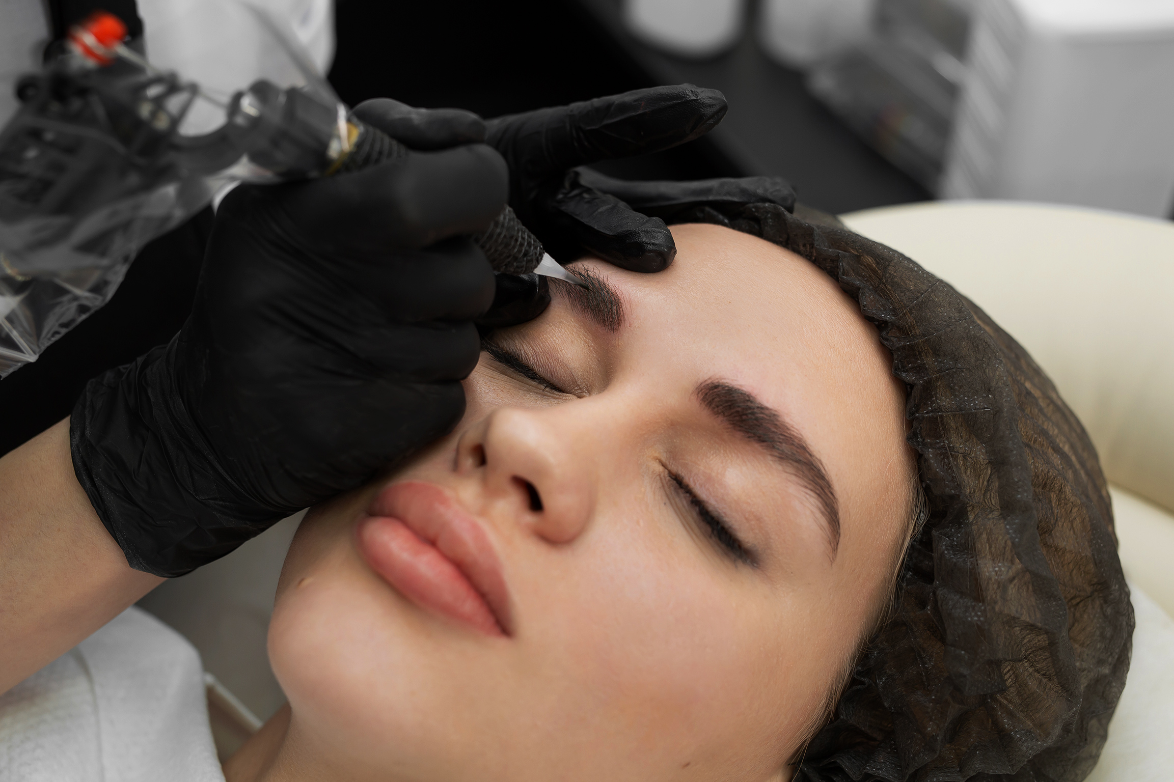concept-microblading-eyebrows-cosmetologist-performs-procedure-permanent-makeup-eyebrows-close-up-copia