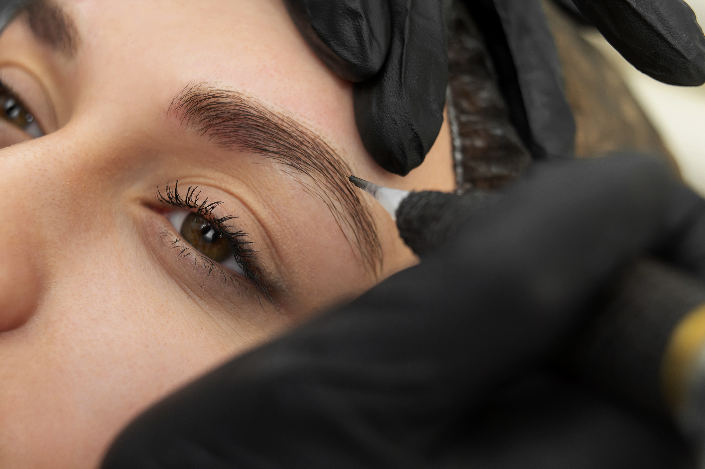 concept-microblading-eyebrows-cosmetologist-performs-procedure-permanent-makeup