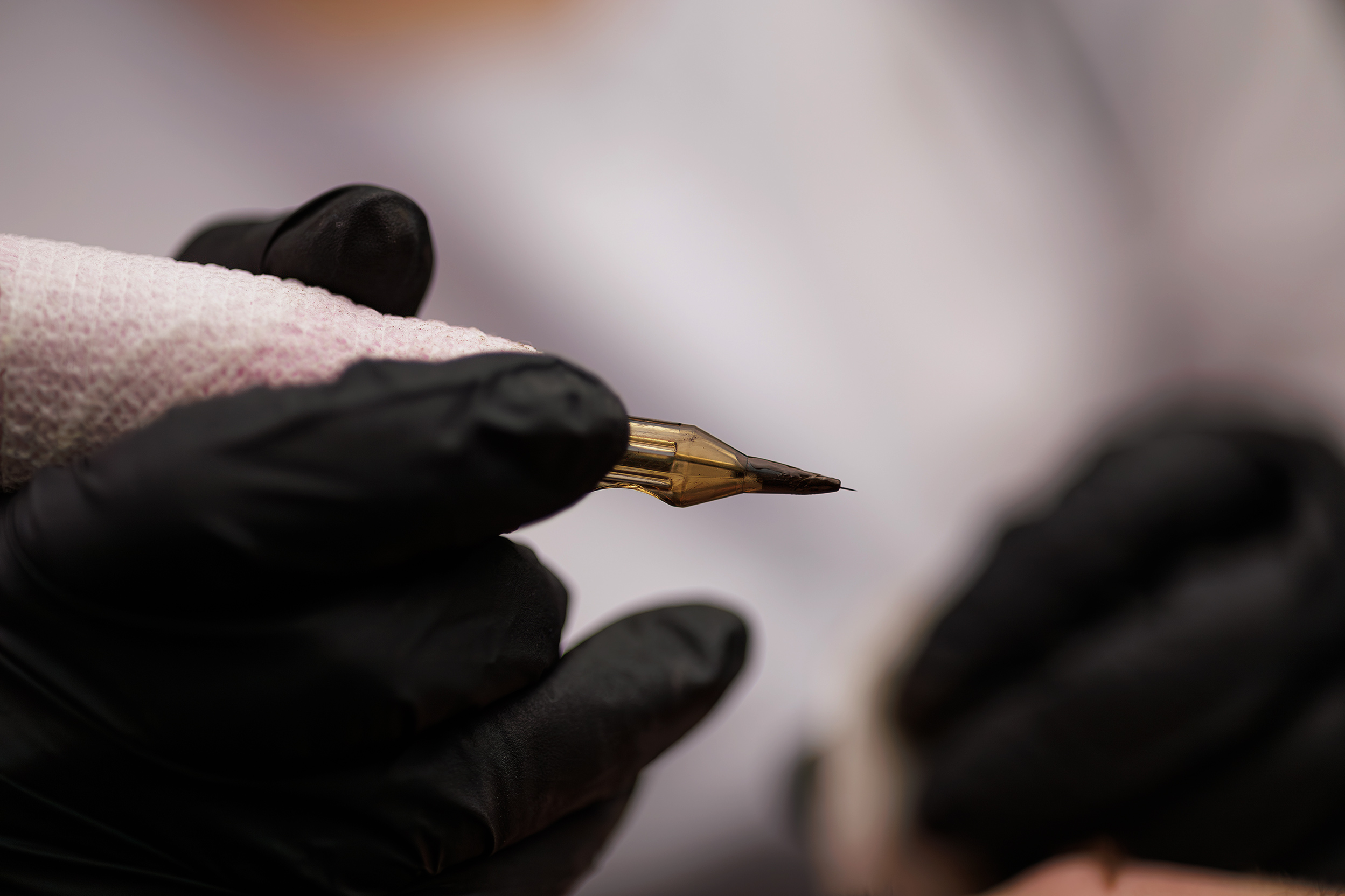 master-holds-tattoo-machine-with-cartridge-it-second-pmu-procedure-month-permanen